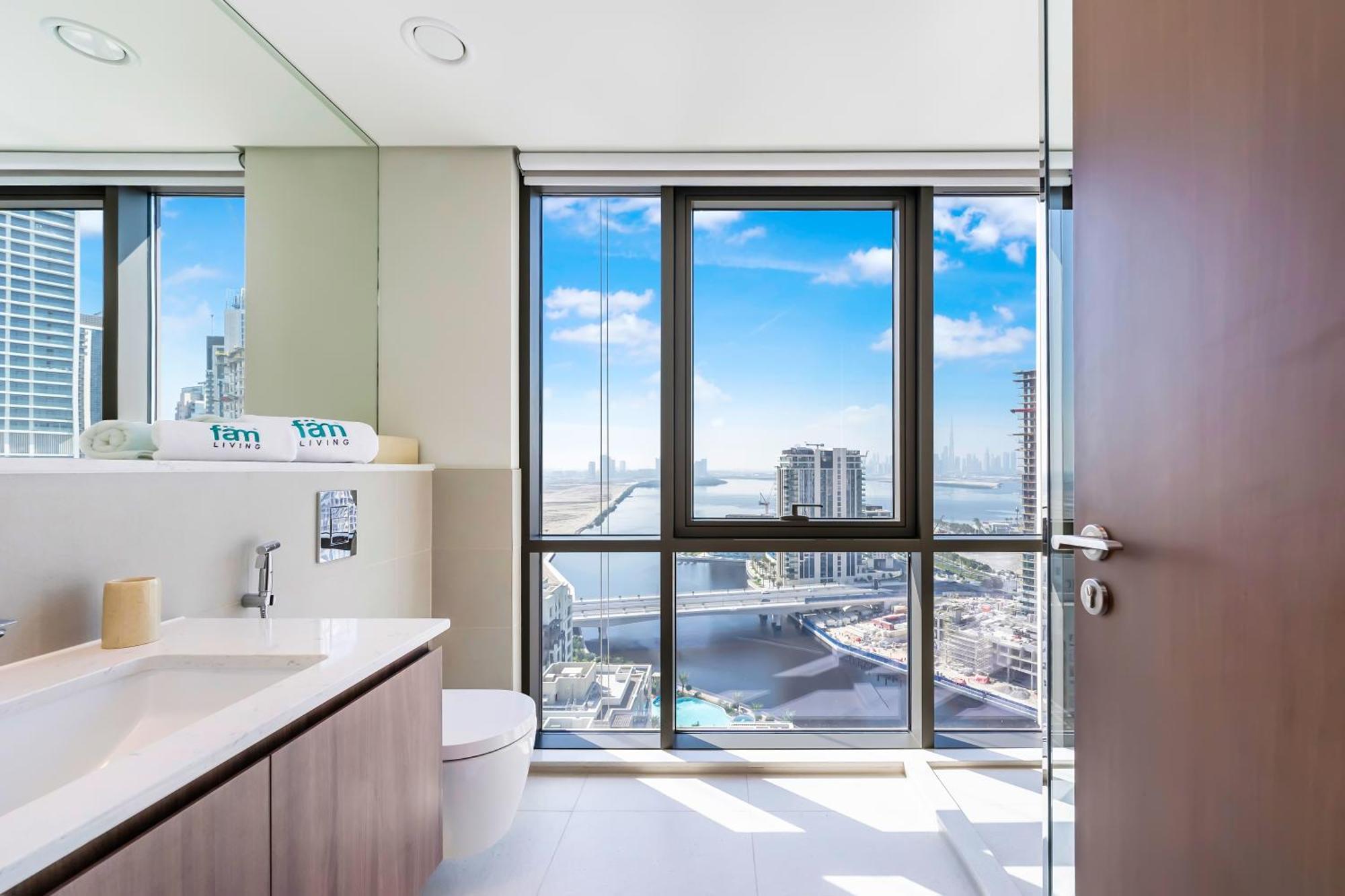 Fam Living - Vida Residences Stylish 2br Creekfront Charm *