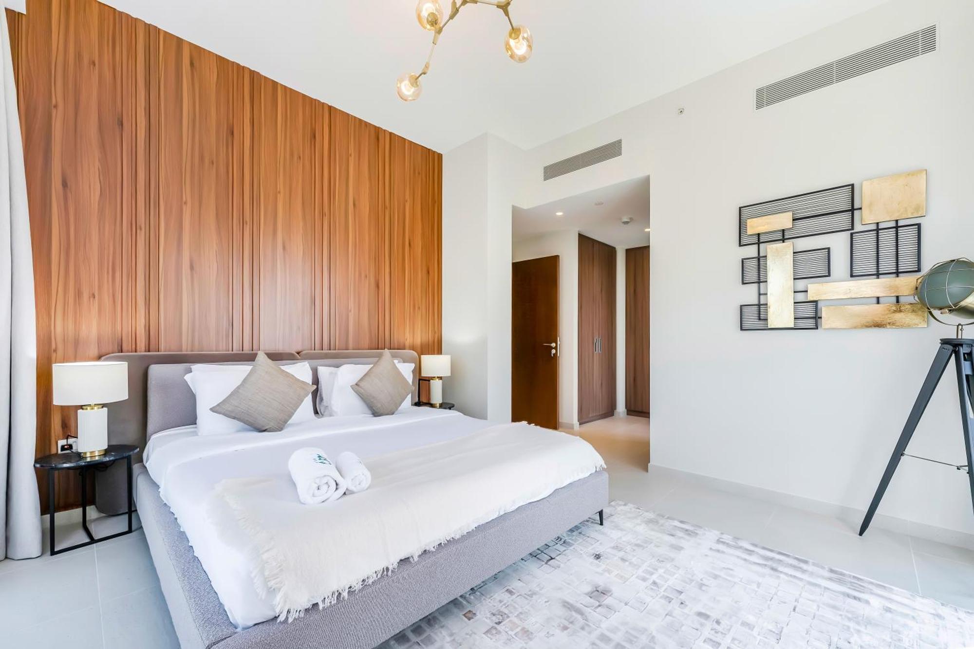 Fam Living - Vida Residences Stylish 2br Creekfront Charm Apartment Dubai